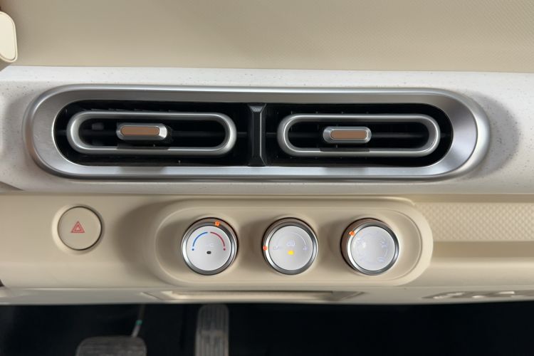 Used Wuling Hongguang MINIEV 2024 3rd Generation 215km Youth Edition Audio And AC Panel