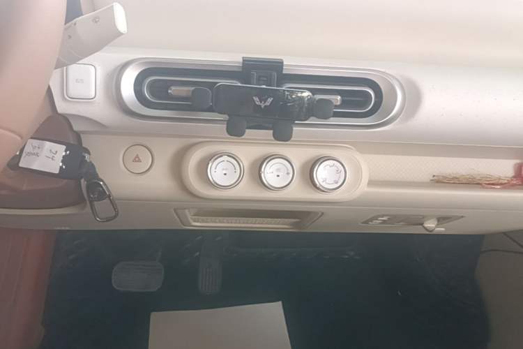 Used Wuling Hongguang MINIEV 2024 3rd Generation 215km Youth Edition Audio And AC Panel