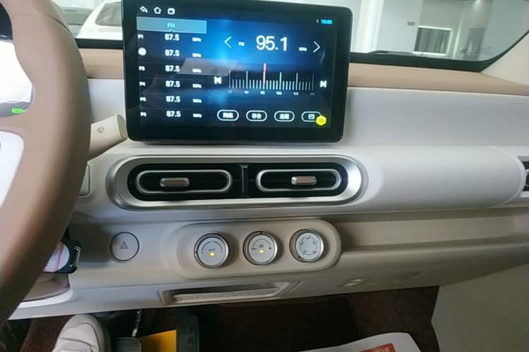 Used Wuling Hongguang MINIEV 2024 3rd Generation 215km Youth Edition Audio And AC Panel