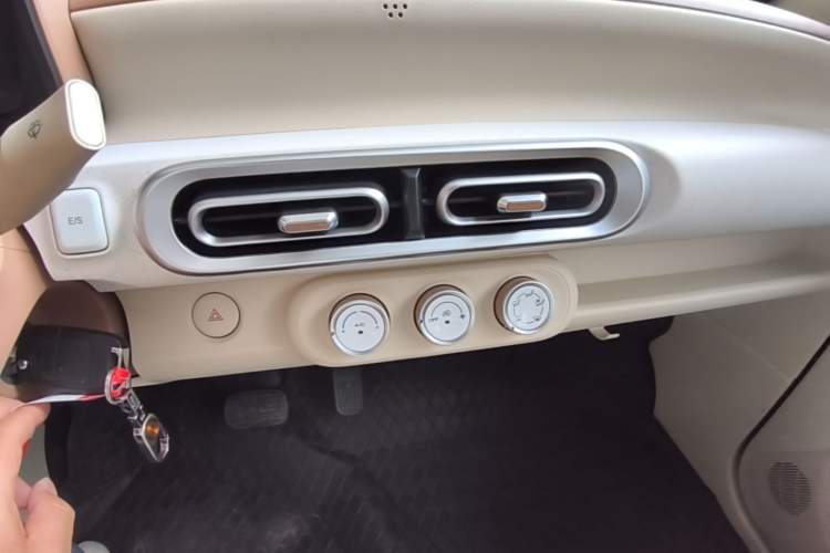 Used Wuling Hongguang MINIEV 2024 3rd Generation 215km Youth Edition Audio And AC Panel
