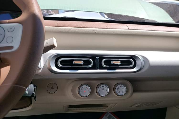 Used Wuling Hongguang MINIEV 2024 3rd Generation 215km Youth Edition Audio And AC Panel