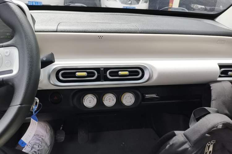 Used Wuling Hongguang MINIEV 2024 3rd Generation 215km Youth Edition Audio And AC Panel