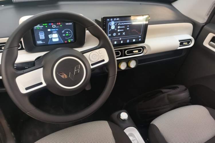 Used Wuling Hongguang MINIEV 2024 3rd Generation 215km Youth Edition Center Console