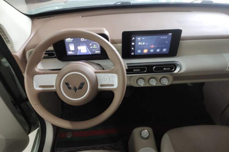 Used Wuling Hongguang MINIEV 2024 3rd Generation 170 km Center Console