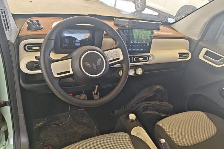 Used Wuling Hongguang MINIEV 2024 3rd Generation 215km Youth Edition Center Console