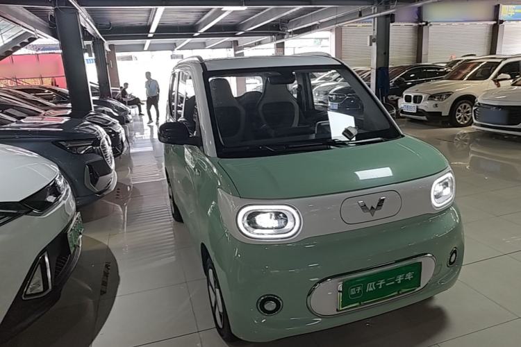 Used Wuling Hongguang MINIEV 2024 3rd Generation 215km Advanced Version Front Right 45 Deg