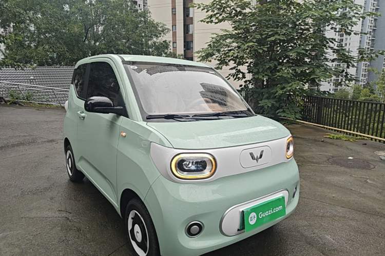 Used Wuling Hongguang MINIEV 2024 3rd Generation 215km Youth Edition Front Right 45 Deg