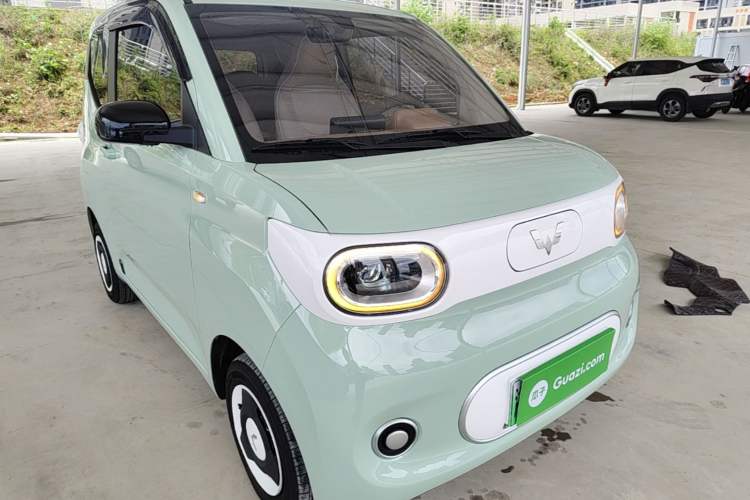 Used Wuling Hongguang MINIEV 2024 3rd Generation 215km Youth Edition Front Right 45 Deg