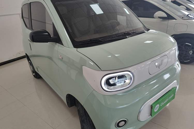 Used Wuling Hongguang MINIEV 2024 3rd Generation 215km Youth Edition Front Right 45 Deg