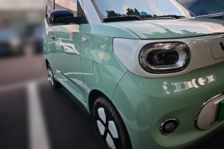 Used Wuling Hongguang MINIEV 2024 3rd Generation 215km Advanced Version Front Right 45 Deg