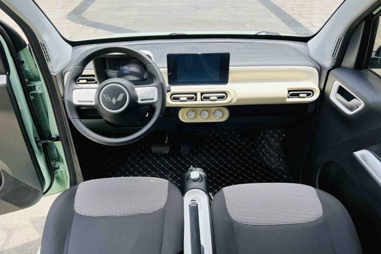 Used Wuling Hongguang MINIEV 2024 3rd Generation 215km Advanced Version Interior 3