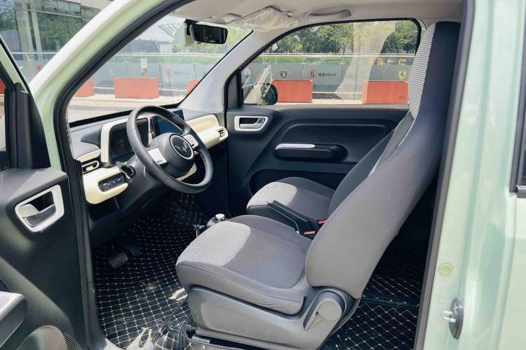 Used Wuling Hongguang MINIEV 2024 3rd Generation 215km Advanced Version Interior 4