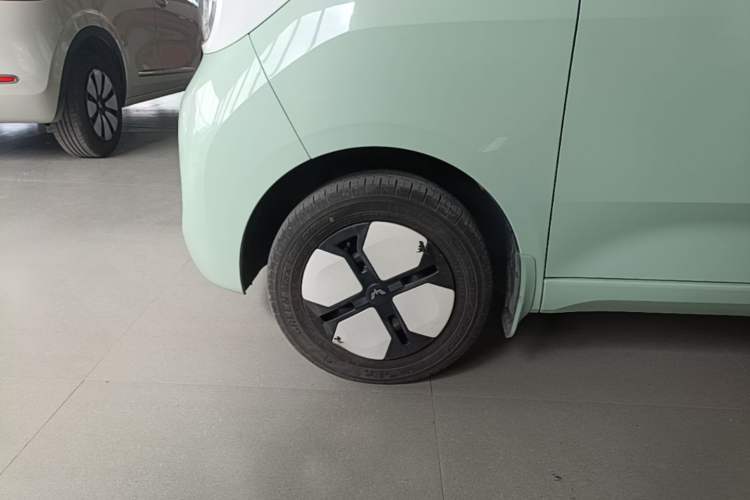 Used Wuling Hongguang MINIEV 2024 3rd Generation 215km Advanced Version Left Front Wheel Hub