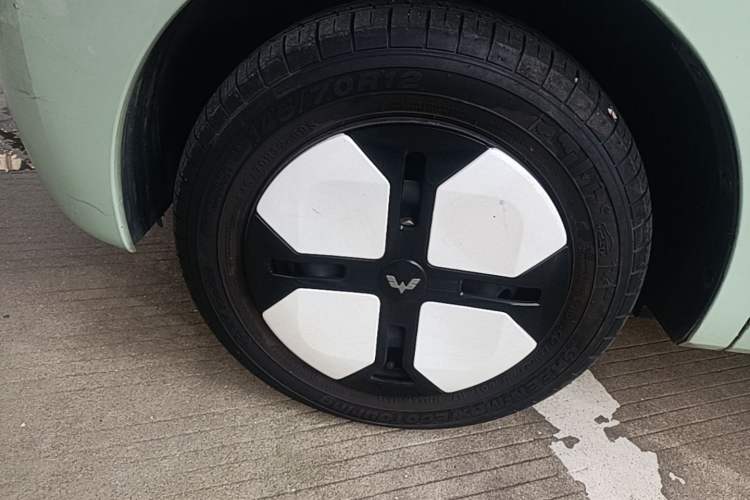 Used Wuling Hongguang MINIEV 2024 3rd Generation 215km Advanced Version Left Front Wheel Hub
