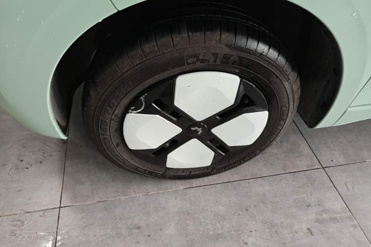 Used Wuling Hongguang MINIEV 2024 3rd Generation 215km Advanced Version Left Front Wheel Hub