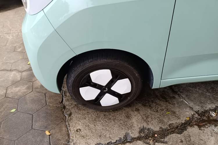Used Wuling Hongguang MINIEV 2024 3rd Generation 215km Advanced Version Left Front Wheel Hub