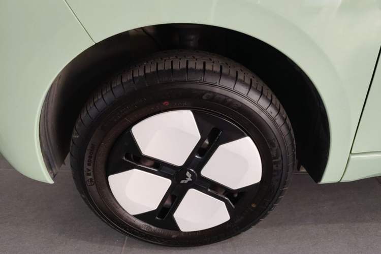 Used Wuling Hongguang MINIEV 2024 3rd Generation 215km Advanced Version Left Front Wheel Hub
