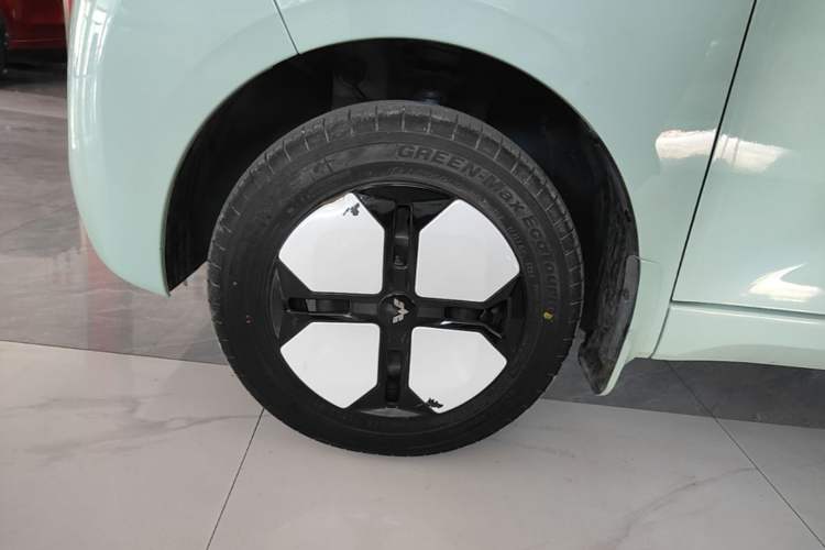Used Wuling Hongguang MINIEV 2024 3rd Generation 215km Advanced Version Left Front Wheel Hub