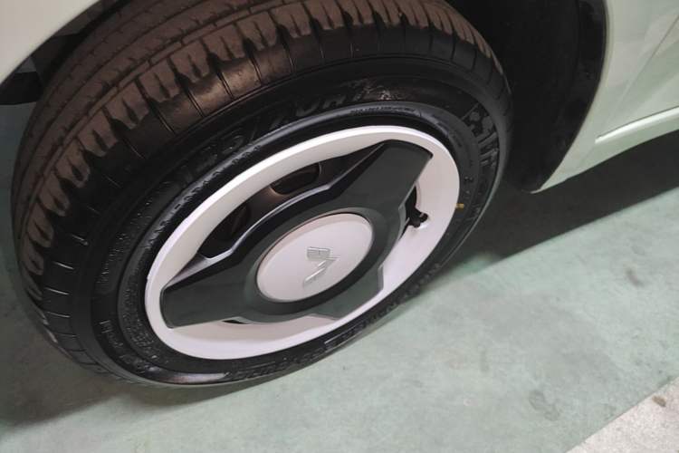 Used Wuling Hongguang MINIEV 2024 3rd Generation 215km Youth Edition Left Front Wheel Hub