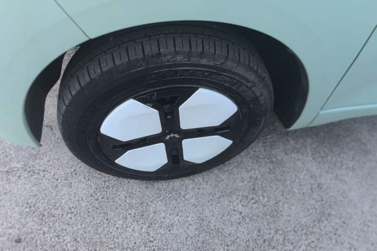 Used Wuling Hongguang MINIEV 2024 3rd Generation 215km Advanced Version Left Front Wheel Hub