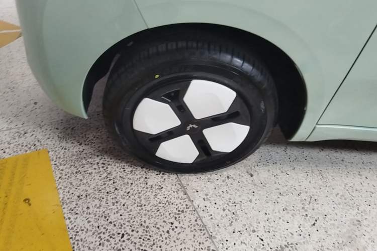 Used Wuling Hongguang MINIEV 2024 3rd Generation 215km Advanced Version Left Front Wheel Hub