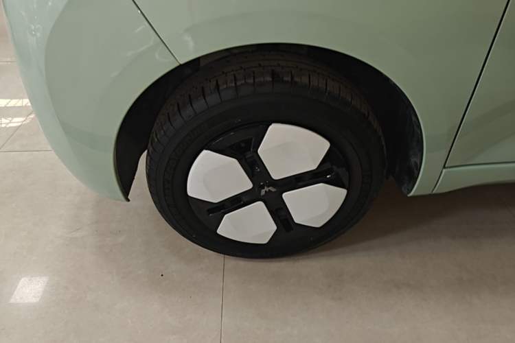 Used Wuling Hongguang MINIEV 2024 3rd Generation 215km Advanced Version Left Front Wheel Hub