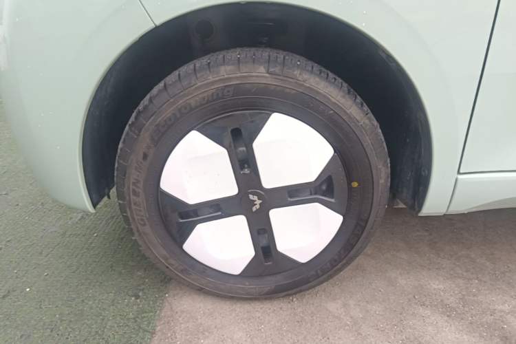 Used Wuling Hongguang MINIEV 2024 3rd Generation 215km Advanced Version Left Front Wheel Hub