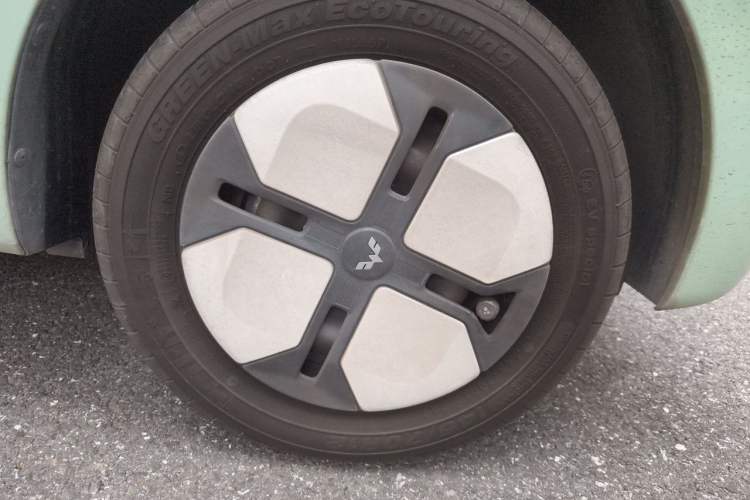 Used Wuling Hongguang MINIEV 2024 3rd Generation 215km Advanced Version Right Front Wheel Hub