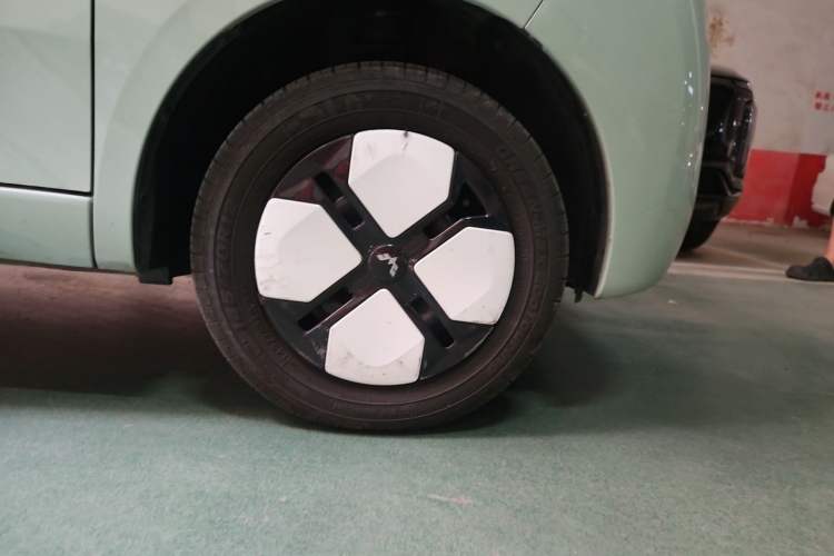 Used Wuling Hongguang MINIEV 2024 3rd Generation 215km Advanced Version Right Front Wheel Hub