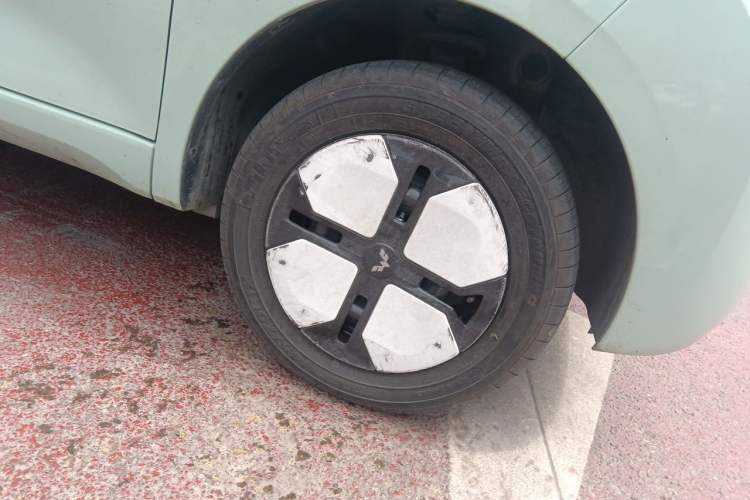Used Wuling Hongguang MINIEV 2024 3rd Generation 215km Advanced Version Right Front Wheel Hub