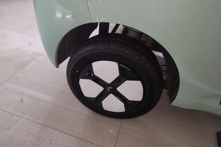 Used Wuling Hongguang MINIEV 2024 3rd Generation 215km Advanced Version Right Rear Wheel Hub