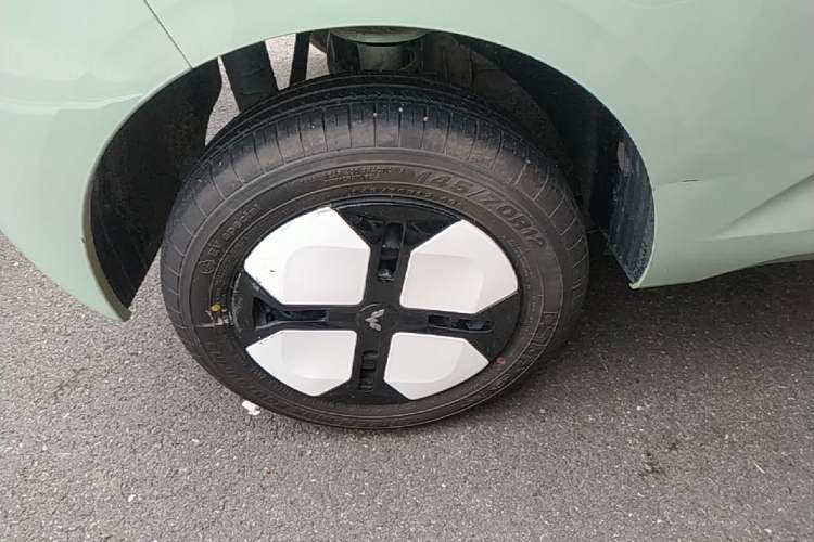 Used Wuling Hongguang MINIEV 2024 3rd Generation 215km Advanced Version Right Rear Wheel Hub