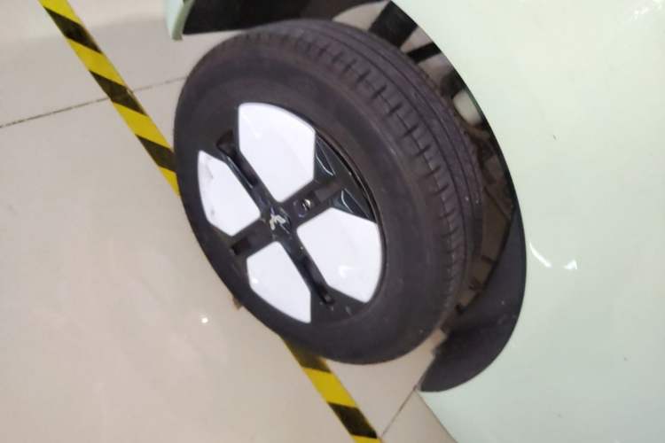 Used Wuling Hongguang MINIEV 2024 3rd Generation 215km Advanced Version Right Rear Wheel Hub
