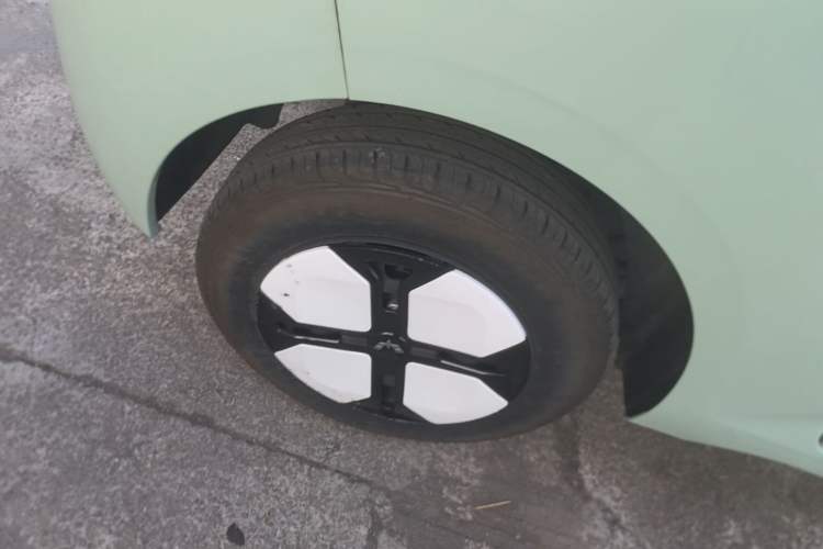 Used Wuling Hongguang MINIEV 2024 3rd Generation 215km Advanced Version Right Rear Wheel Hub