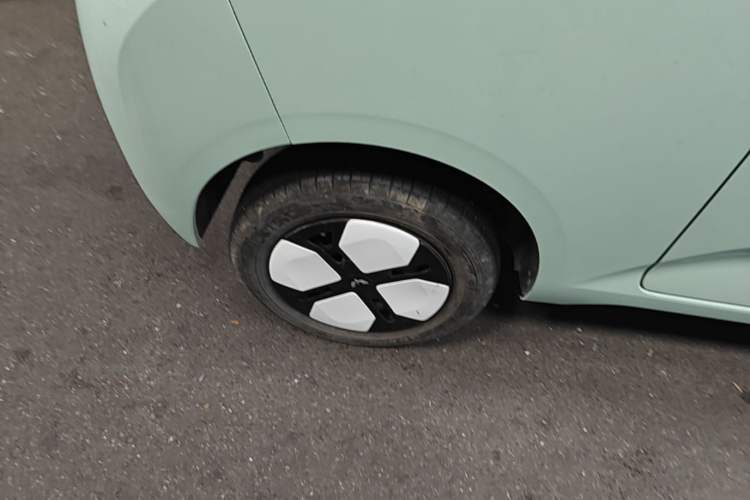 Used Wuling Hongguang MINIEV 2024 3rd Generation 215km Advanced Version Right Rear Wheel Hub