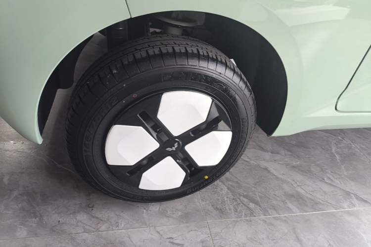Used Wuling Hongguang MINIEV 2024 3rd Generation 215km Advanced Version Right Rear Wheel Hub