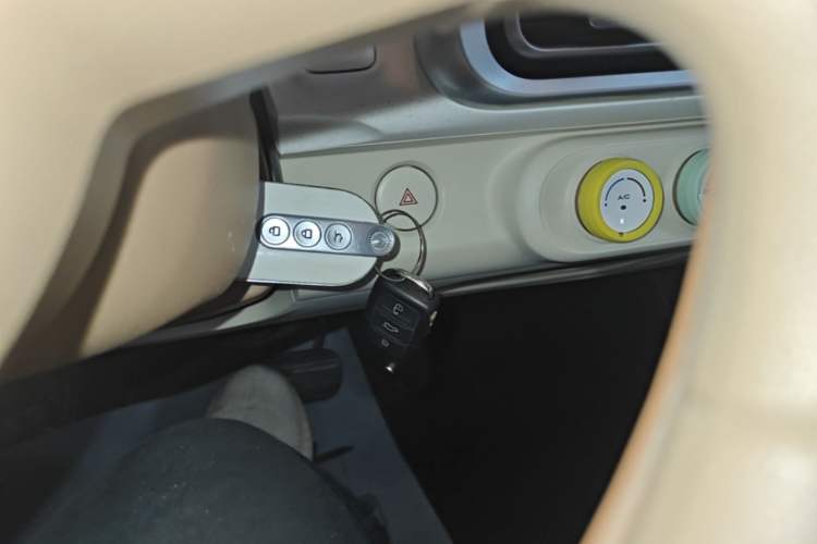 Used Wuling Hongguang MINIEV 2024 3rd Generation 215km Advanced Version Vehicle Key