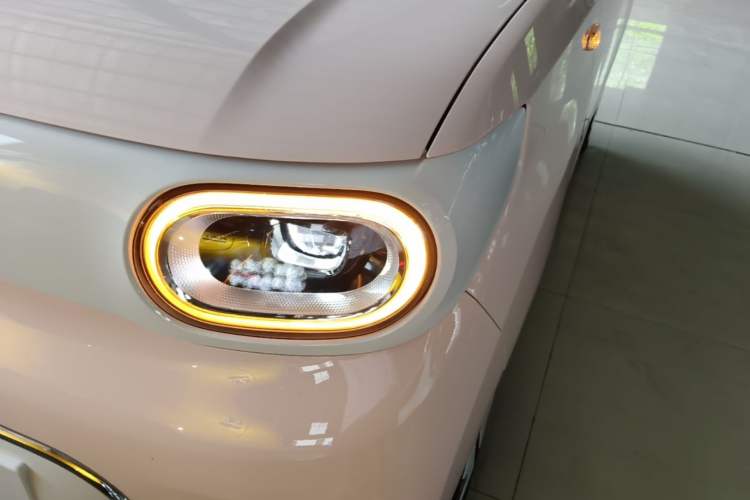 Used Wuling Hongguang MINIEV 2024 3rd Generation 215km Advanced Version Left Front Headlight