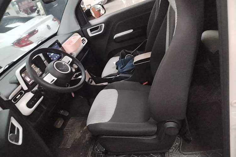 Used Wuling Hongguang MINIEV 2024 3rd Generation 215km Advanced Version Left Front Seat