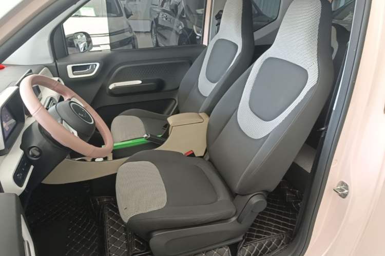Used Wuling Hongguang MINIEV 2024 3rd Generation 215km Advanced Version Left Front Seat
