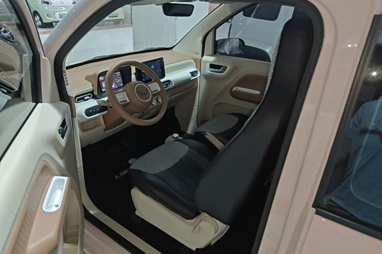 Used Wuling Hongguang MINIEV 2024 3rd Generation 215km Youth Edition Left Front Seat