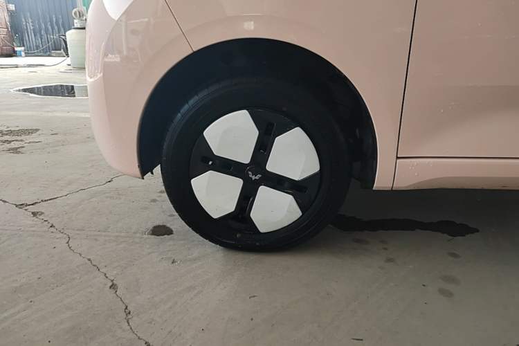 Used Wuling Hongguang MINIEV 2024 3rd Generation 215km Advanced Version Left Front Wheel Hub