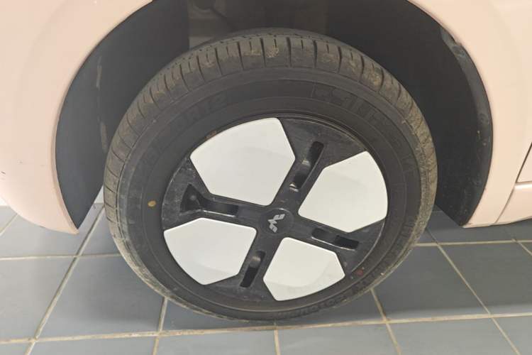 Used Wuling Hongguang MINIEV 2024 3rd Generation 215km Advanced Version Left Front Wheel Hub