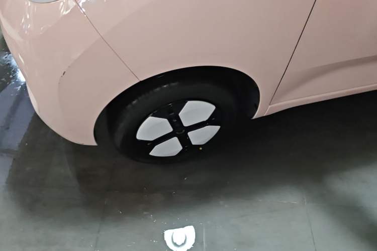 Used Wuling Hongguang MINIEV 2024 3rd Generation 215km Advanced Version Left Front Wheel Hub
