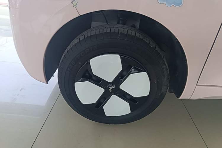 Used Wuling Hongguang MINIEV 2024 3rd Generation 215km Advanced Version Left Front Wheel Hub