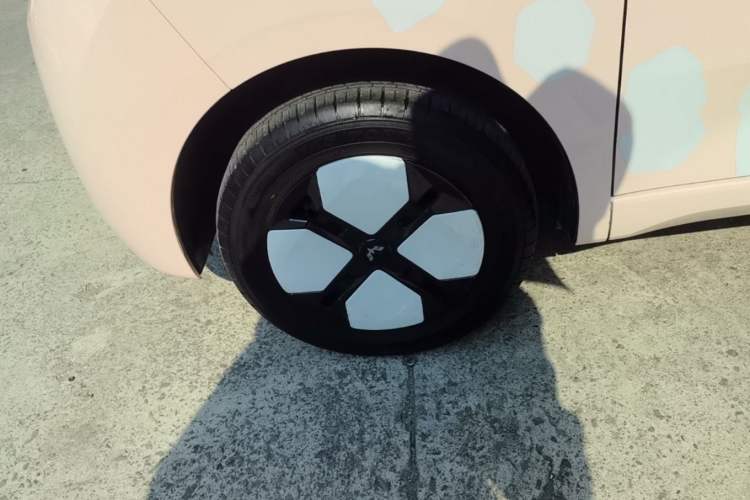 Used Wuling Hongguang MINIEV 2024 3rd Generation 215km Advanced Version Left Front Wheel Hub