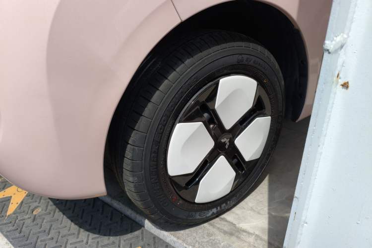Used Wuling Hongguang MINIEV 2024 3rd Generation 215km Advanced Version Left Front Wheel Hub