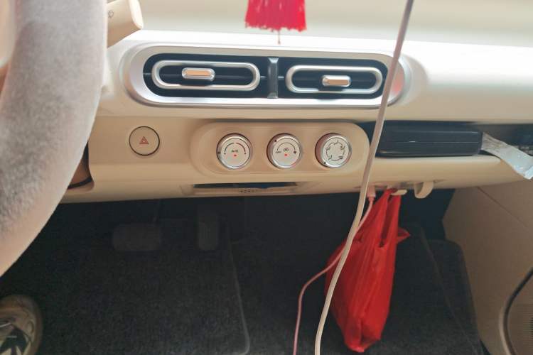 Used Wuling Hongguang MINIEV 2024 3rd Generation 215km Youth Edition Audio And AC Panel