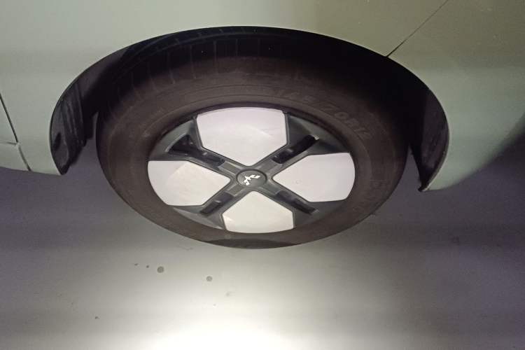 Used Wuling Hongguang MINIEV 2024 3rd Generation 215km Advanced Version Right Front Wheel Hub