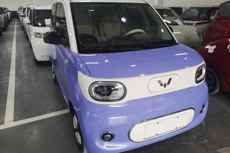 Used Wuling Hongguang MINIEV 2024 3rd Generation 215km Advanced Version Front Right 45 Deg